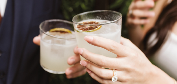 Novios brindando con coctelería