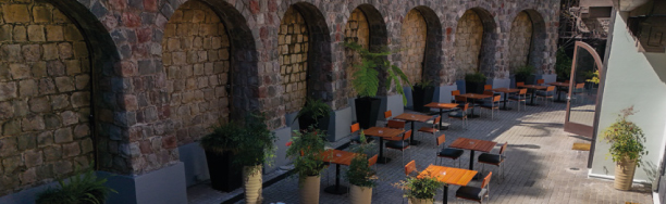 Terraza bajo los arcos de piedra