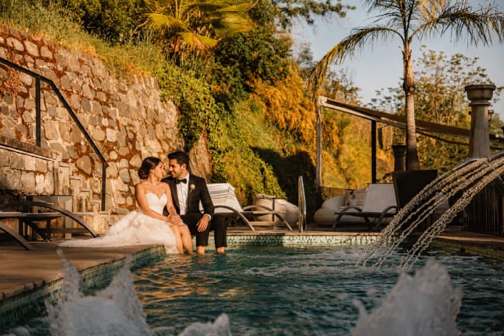 Novios junto a la piscina de Aubrey Hotel Boutique