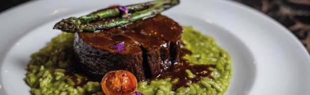 Plato de fondo de la cena servida